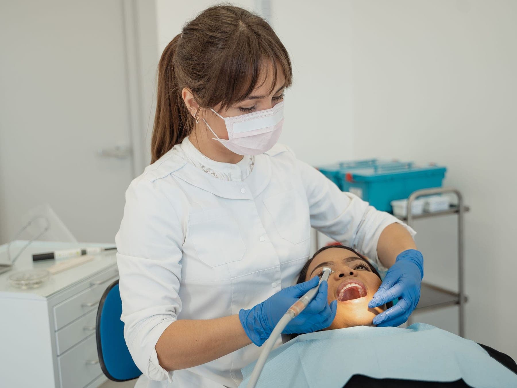 Zahnärztin bei der professionellen Zahnreinigung einer Patientin